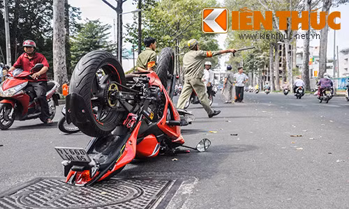 Bi xe may “ha do van”, mo to PKL lat nguoc giua pho-Hinh-2