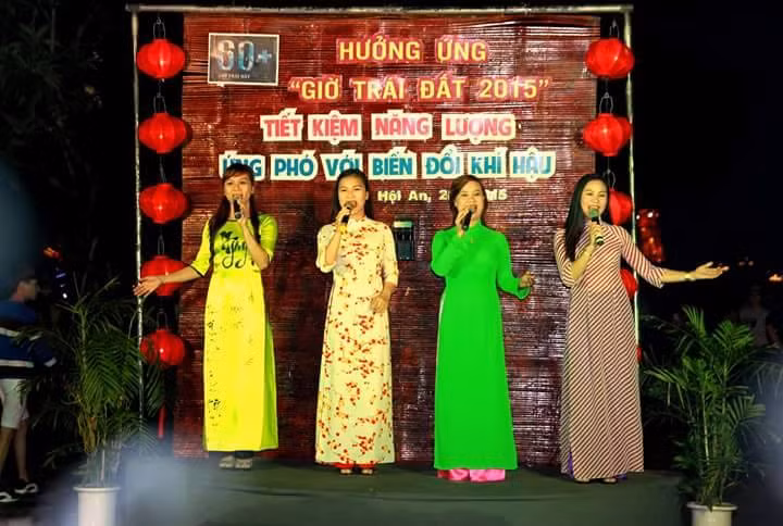 Đêm qua, Hội An có nhiều hoạt động để hưởng ứng giờ trái đất năm 2015 với chủ đề "Tiết kiệm năng lượng - ứng phó với biến đổi khí hậu".
