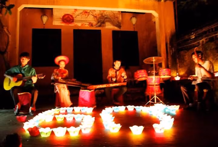 Cùng với đó, Hội An còn diễn ra nhiều chương trình văn nghệ đặc sắc khác.