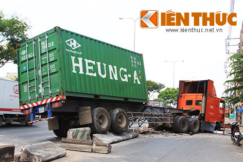 Conainer nổ lốp ủi bay dải phân cách trên quốc lộ - Hình 3 Conainer no lop ui bay dai phan cach tren quoc lo-Hinh-3