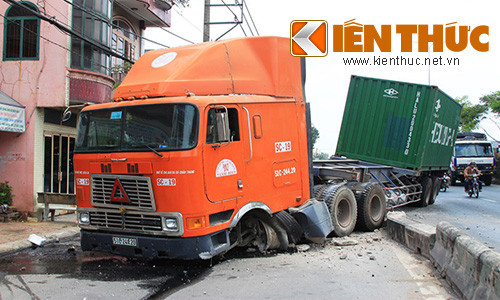 Conainer no lop ui bay dai phan cach tren quoc lo