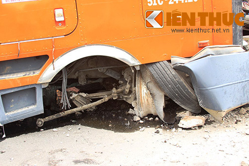 Conainer nổ lốp ủi bay dải phân cách trên quốc lộ - Hình 2 Conainer no lop ui bay dai phan cach tren quoc lo-Hinh-2