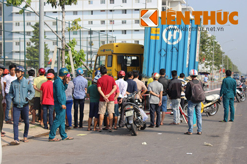 Bi container keo le gan 20 met, mot nguoi nguy kich-Hinh-2