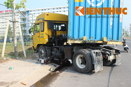 Bi container keo le gan 20 met, mot nguoi nguy kich
