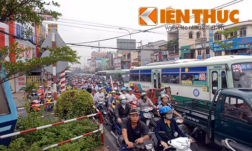 Bi xe tai tong vang hon 10m, mot phu nu nguy kich-Hinh-3
