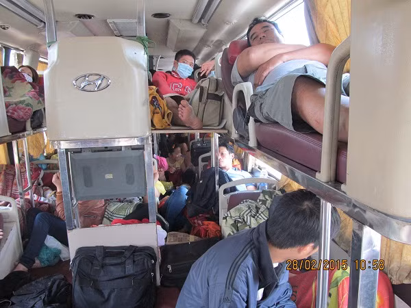 Lat tay thu doan moi qua mat CSGT cua xe nhoi khach