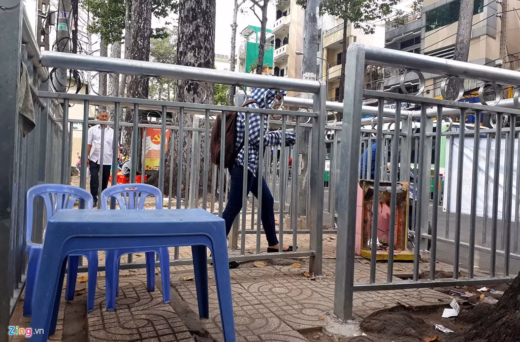 Việc lắp số lượng thanh chắn để chống xe cộ leo lề, buôn bán hàng rong khiến người đi bộ gặp khó khăn.