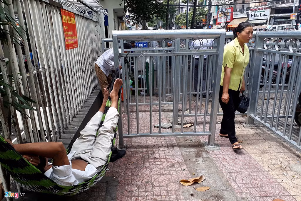 Khu vực này trở thành nơi đặt bàn ghế, mắc võng ngủ trưa của nhiều người. Không gian trước bệnh viện càng thêm mất thẩm mỹ.