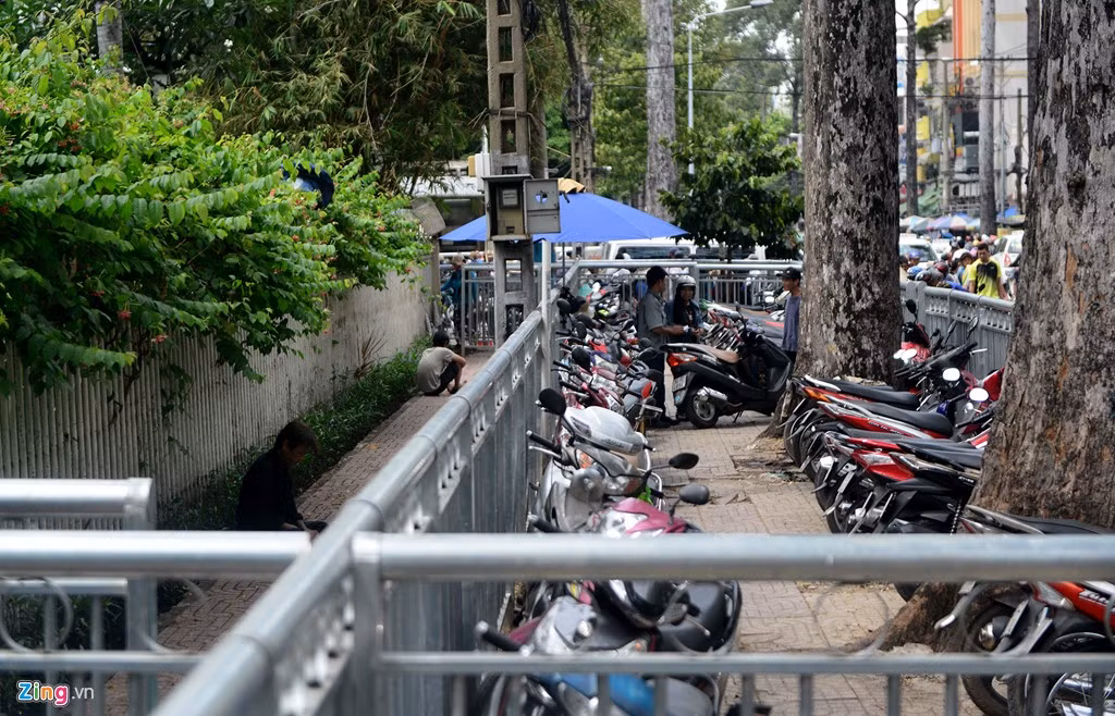 Các đoạn rào chắn trước đường Nguyễn Chí Thanh cơ quan chức năng làm hàng rào ra sát lòng đường, lấy vỉa hè làm bãi giữ xe máy, một phần nhỏ bên trong để dành cho người đi bộ.