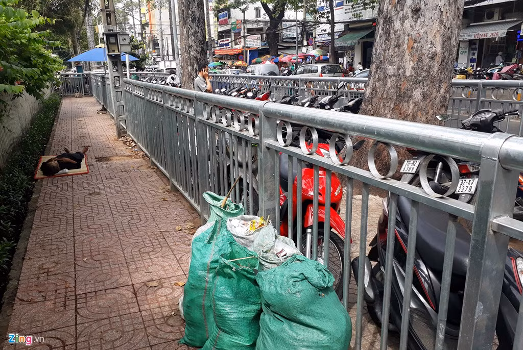 Tuy nhiên, phần bên trong này ít người đi vào vì nhiều đoạn nhếch nhác, bốc mùi do sát hàng rào bệnh viện bị phóng uế, tiểu tiện.