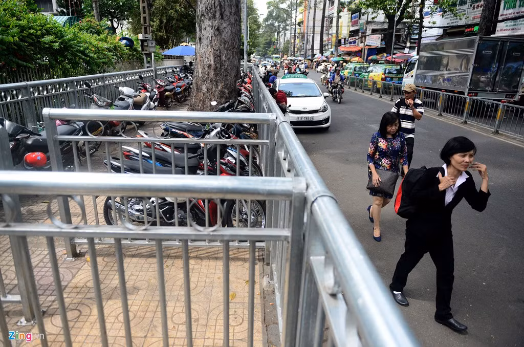 Lối ra vào khó khăn, phần vỉa hè nằm bên trong, mất vệ sinh khiến nhiều người đi bộ không lựa chọn mà đi ngay dưới lòng đường.