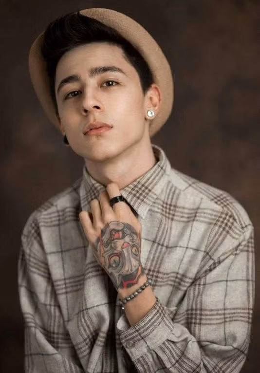 Với ngoại hình nổi bật, hot boy thường xuyên nhận được lời mời làm người mẫu ảnh cho studio và các cửa hàng thời trang.