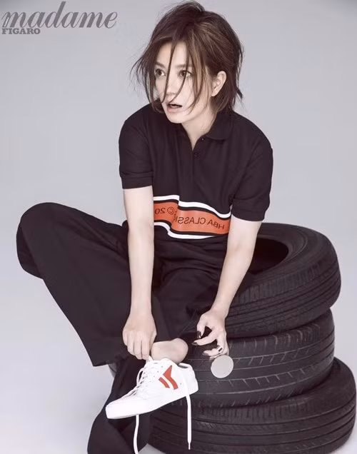 Công việc kinh doanh, làm đạo diễn cũng như sản xuất phim mang lại lợi nhuận lớn giúp vợ chồng Triệu Vy – Huỳnh Hữu Long luôn có tên trong danh sách những người giàu có ở Trung Quốc.