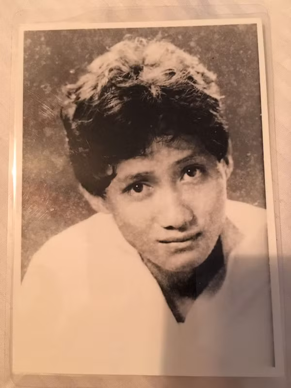 Đây cũng là 'cái cớ' để cư dân mạng được dịp tìm lại kí ức của mình bằng việc chia sẻ những hình ảnh của bố cùng với đó là kỉ niệm về người đàn ông vĩ đại nhất trong trái tim mỗi người. Facebook Helen Phan chia sẻ bức ảnh của bố thời trẻ với dòng trạng thái: 'Bố tôi đây, ảnh chụp chắc hồi 20 tuổi. Giờ cụ gần 72 rồi, bớt đẹp trai đi một tí'.