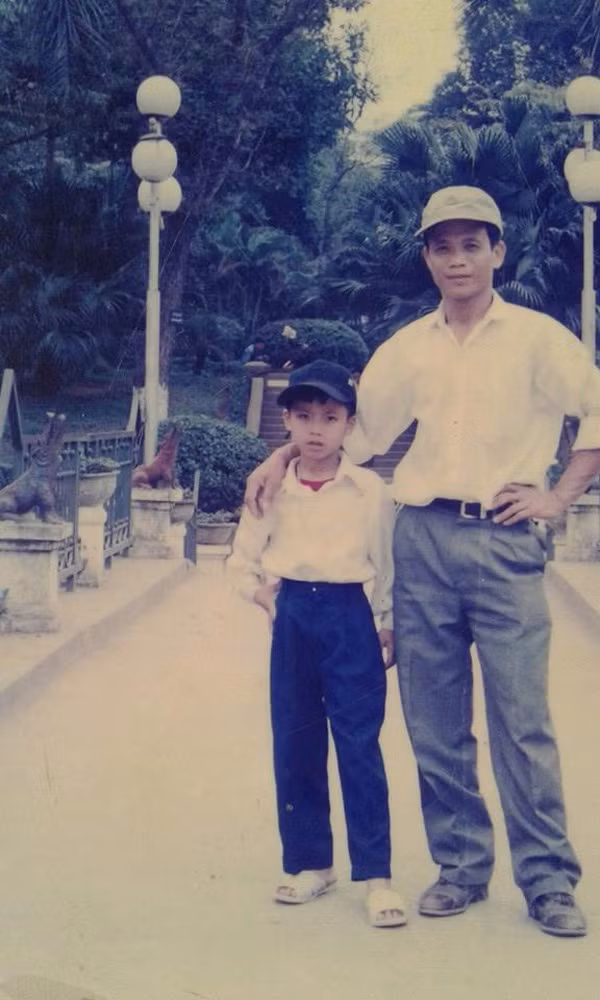 Đăng tải bức ảnh của bố, Duy Long thốt lên 'Bố tớ tuyệt vời thôi rồi'. Chúng ta đã khôn lớn, và bố, mẹ chúng ta đang già đi mỗi ngày... Trào lưu này thực sự gợi nhắc lại cho mỗi người con kỉ niệm đẹp, đáng nhớ về gia đình và đang được cư dân mạng hưởng ứng rầm rộ.