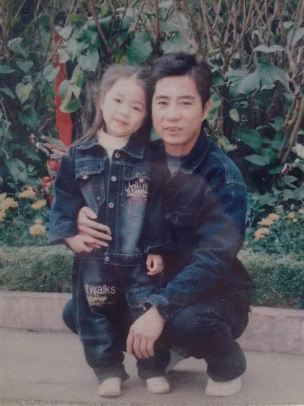 Dương Thanh Tú khoe ảnh chụp cùng bố "giống như đúc".