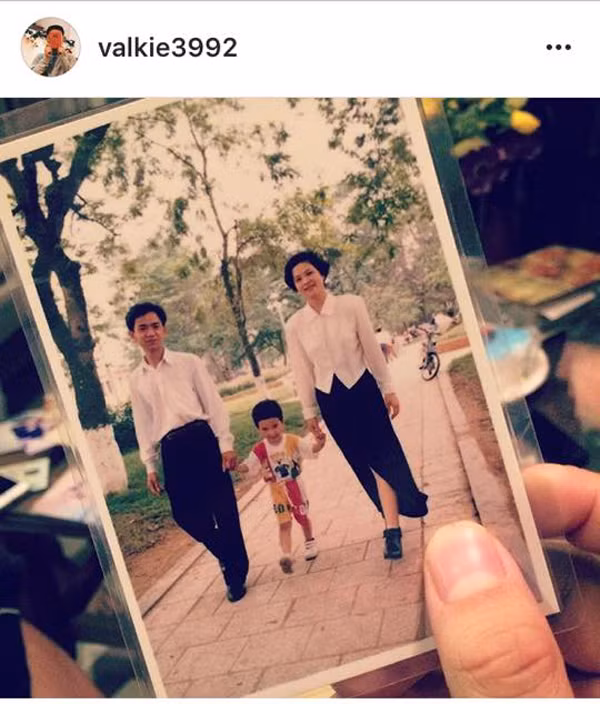 Bố mẹ của Việt Anh Đỗ thì chẳng khác gì một fashionista những năm 90.