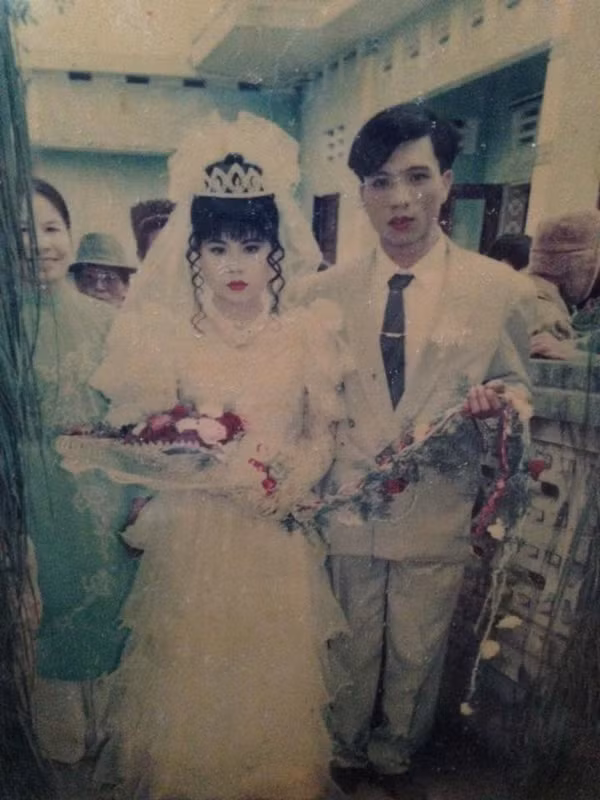 Nguyễn Tú Trang chia sẻ bức ảnh của bố mẹ ngày cưới.
