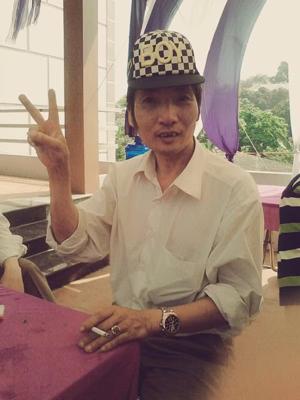 Bạn Củ cải đăng tải bức ảnh tạo dạng vô cùng đáng yêu của bố và không quên giới thiệu: 'Bố tớ. Xì tin kinh khủng, Facebook, Zalo,.. 'chơi' hết. Thậm chí còn bắn gunny với chơi Liên minh huyền thoại giỏi hơn cả mình'.