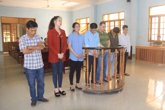 Nu 8X cam dau duong day mua ban ma tuy lien tinh