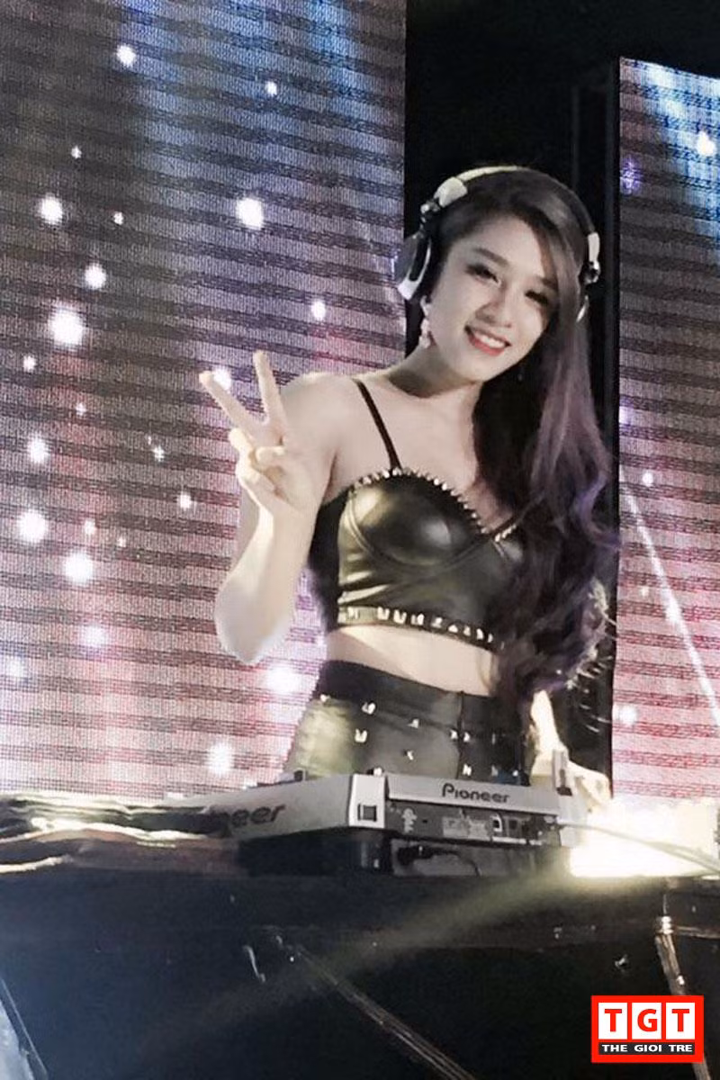 Đặc biệt, phong cách thời trang của Su Comely cực kì ấn tượng, khiến cho nhiều người mỗi khi nhìn vào đều trầm trồ khen ngợi. Có một điều thú vị đó là các bộ trang phục all black cực chất mà cô nàng khoác trên người mỗi khi đi biểu diễn hay đi chơi đều được chính tay Su thiết kế và đặt may.