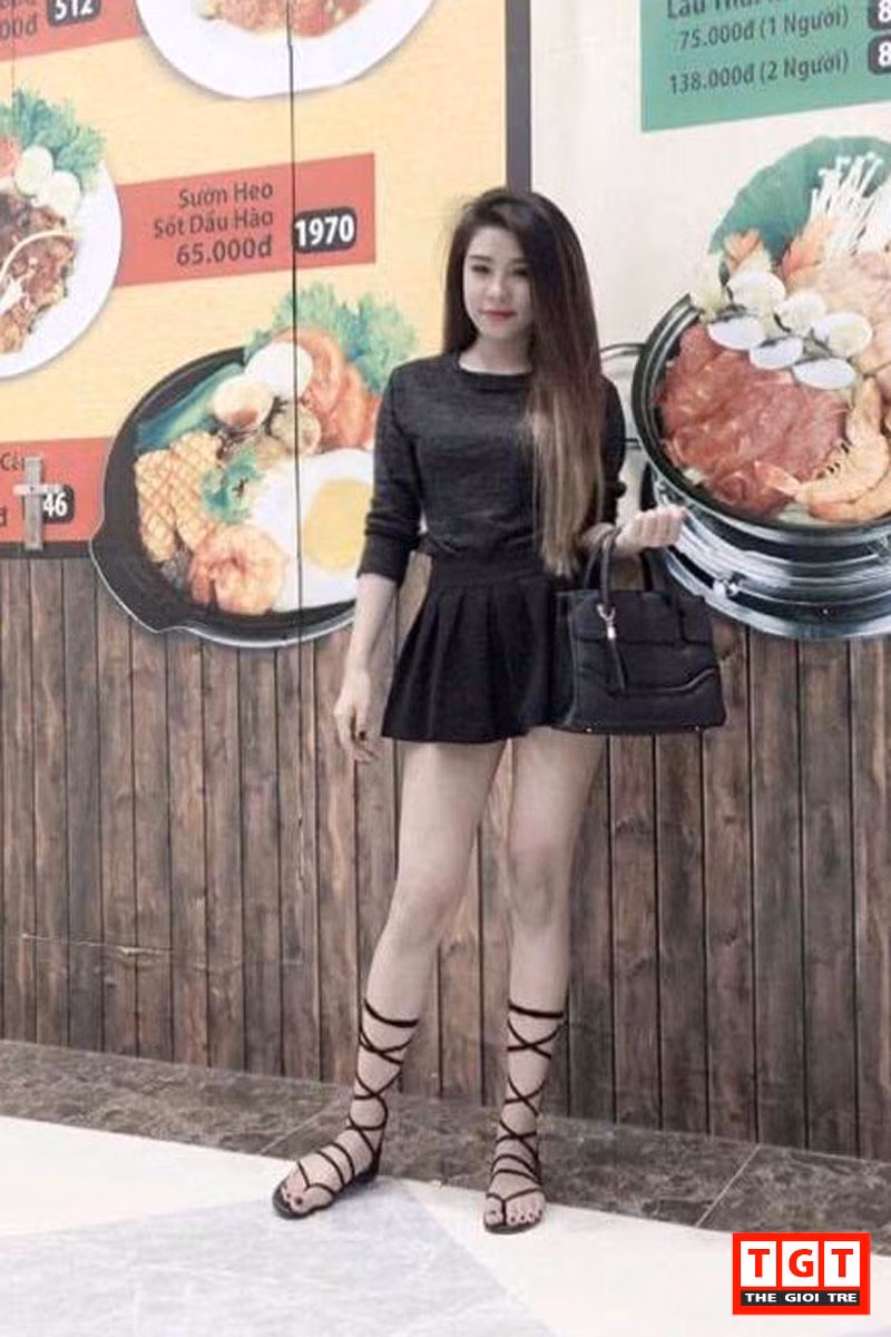 "Ngoài DJ thì thời trang là lĩnh vực mà mình vô cùng đam mê. Chính vì thế, mình luôn muốn mặc những bộ đồ do chính tay mình thiết kế. Điều đó sẽ làm cho mình cảm thấy thoải mái và ý nghĩa hơn bao giờ hết. Đồng thời, khi mặc những trang phục do tự tay mình thiết kế, sẽ khác biệt so với mọi người hơn. Như thế, mỗi lần mình xuất hiện để biểu diễn hay đi chơi với bạn bè sẽ tạo nên sự khác biệt và có một điểm nhấn riêng"- nữ DJ xinh đẹp tâm sự.