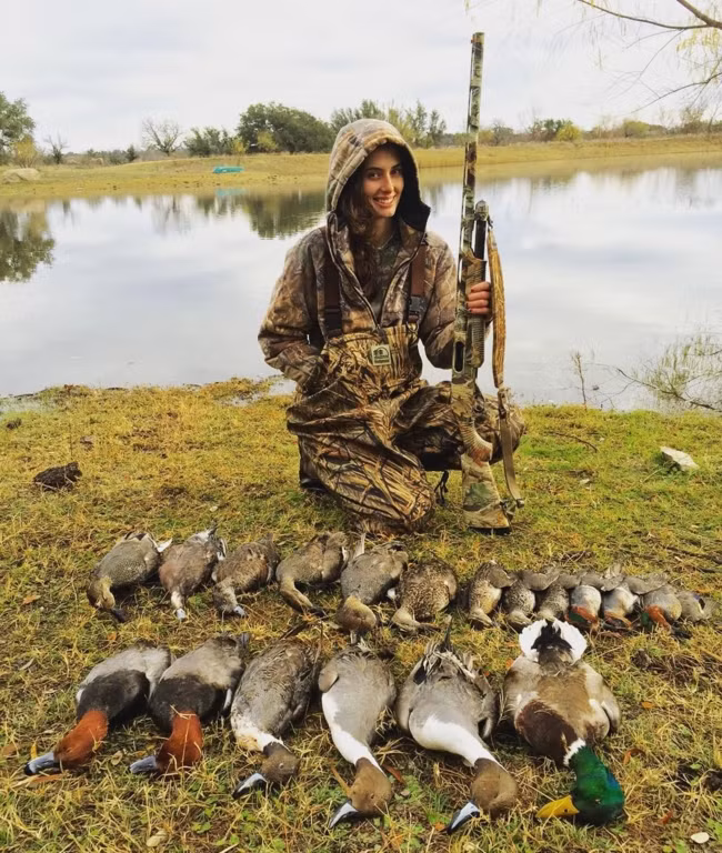 Tuy nhiên đừng để vẻ bề ngoài xinh đẹp này đánh lừa bạn. Ottea thật ra là một nữ thợ săn có đẳng cấp tại vùng Texas hoang dã này. Bên cạnh đó, cô cũng giúp cha mình điều hành cơ sở chuyên nhồi bông xác thú thật để trưng bày sau khi săn tại San Antonio.