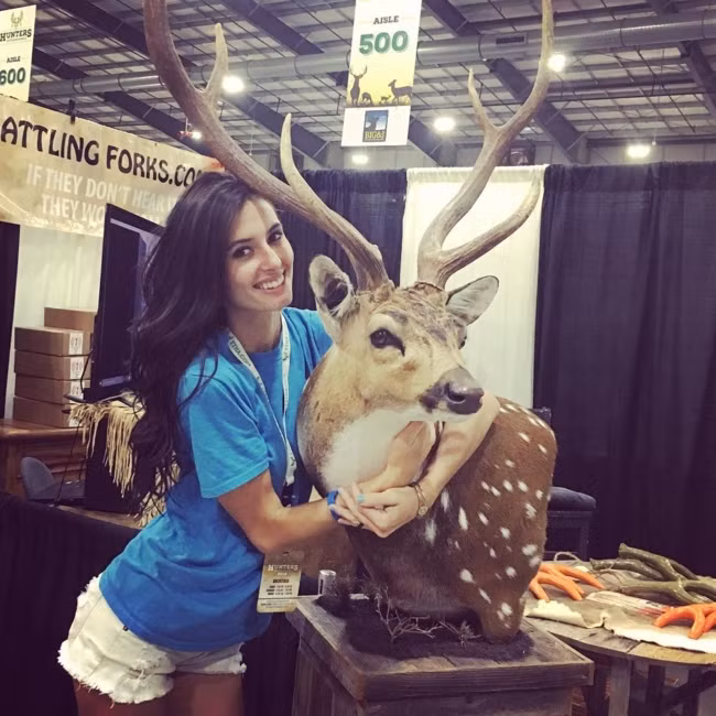 Có thể nói, nữ thợ săn xinh đẹp và người mẫu thì thật sự không thiếu nhưng để kết hợp cả 2 điều này vào một người thì thật sự đặc biệt. Cùng chiêm ngưỡng thêm những hình ảnh của thợ săn quyến rũ Ottea: