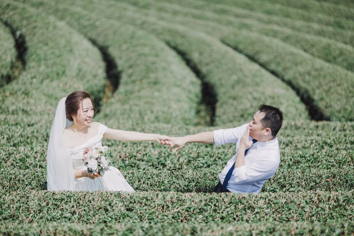 5 năm đầu yêu nhau, Kong và Eileen thực sự không bao giờ nghĩ đến chuyện làm đám cưới với nhau bởi vì hai người vẫn chưa sẵn sàng về mặt tài chính. 3 năm tiếp theo, họ bắt đầu tiết kiệm vào một tài khoản chung. Và vào một ngày đẹp trời, Kong bất ngờ ngỏ lời cầu hôn.