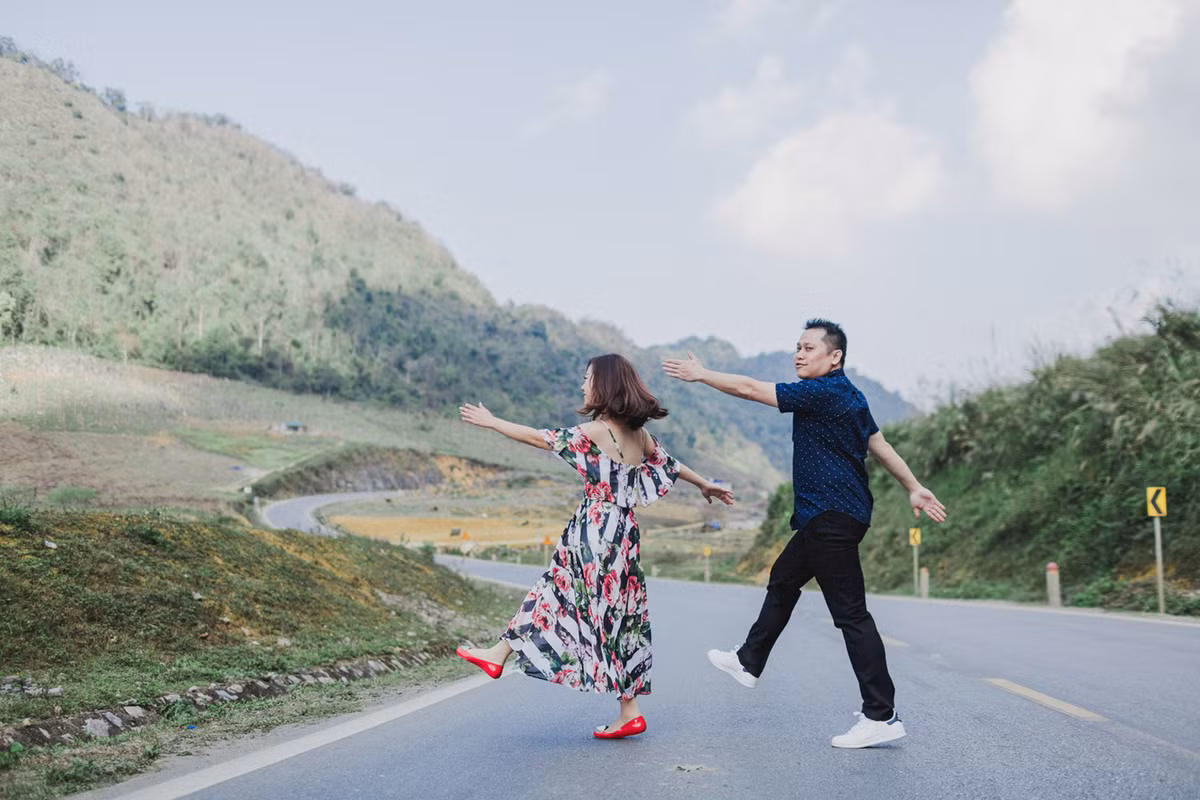 . Những bức ảnh tuyệt đẹp về tình yêu đó đã lập tức “đốn tim” họ. Hai người quyết định sẽ sang Việt Nam và tìm kiếm một địa điểm đẹp để thực hiện bộ ảnh cưới.