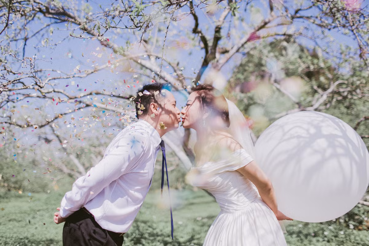 Eileen chia sẻ: “Việc làm quen qua Facebook thực sự hơi kì cục bởi vì cả hai chúng tôi không mong đợi một phương tiện online như facebook sẽ khiến chúng tôi đến với nhau hay thậm chí lấy nhau. Chậm nhưng mà chắc, chúng tôi thấy niềm vui, nụ cười và những sở thích chung qua từng tin nhắn Facebook hàng ngày”.