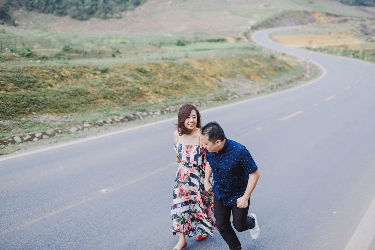 Một ngày nọ, hai người tình cờ xem được những bức ảnh của một studio Việt Nam qua sự chia sẻ của một người bạn trên một fanpage về hoa. Tiếp theo đó, lại một lần nữa họ nhìn thấy chúng trên một tạp chí cưới hỏi có tiếng của Singapore.