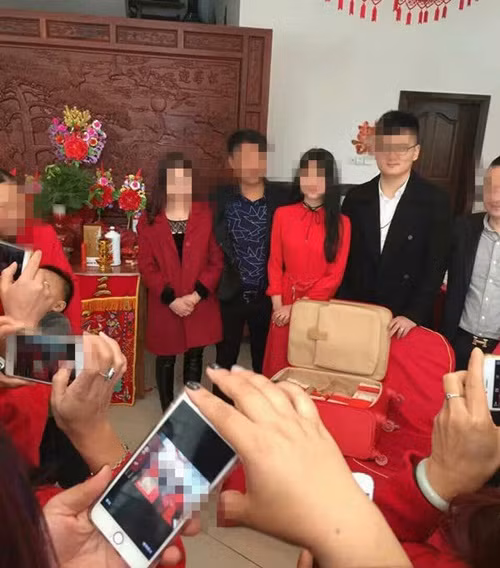 Theo Sina, luật pháp Trung Quốc quy định con gái đủ 20 tuổi mới được kết hôn nên gia đình hai họ tổ chức lễ đính hôn sớm.