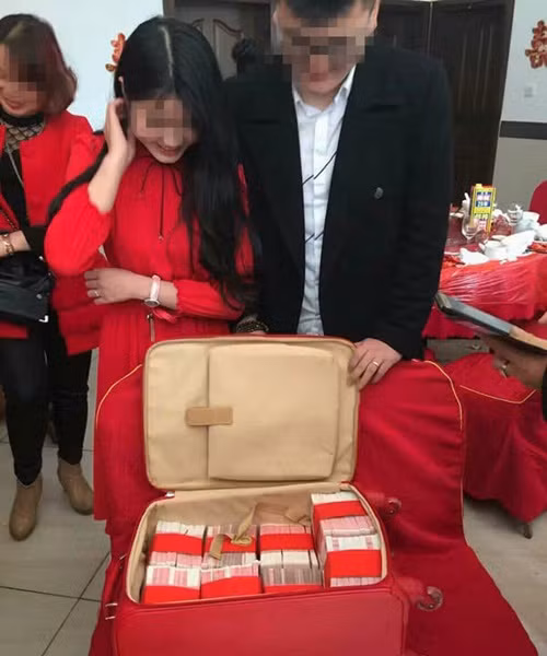 Gần đây, trên mạng xã hội Trung Quốc không ngừng chia sẻ hình ảnh về một lễ ăn hỏi, đính hôn hoành tráng tại tỉnh Phúc Kiến, Trung Quốc. Câu chuyện bắt đầu khi một cư dân mạng đăng tải hình ảnh trong một buổi lễ đính hôn với dòng trạng thái đầy hưng phấn: "Mọi người ơi, đây là lễ ăn hỏi của bạn thân của tôi. Hai năm cô ấy mới đủ tuổi đăng ký kết hôn nhưng hôm qua đã nhận được sính lễ 288 vạn tệ! (khoảng 10,8 tỷ đồng)".