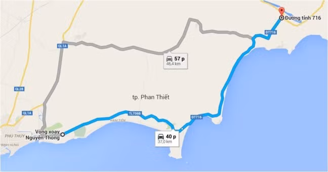 Hai loài hoa được trồng dọc con đường Võ Nguyên Giáp uốn quanh, ôm lấy biển.