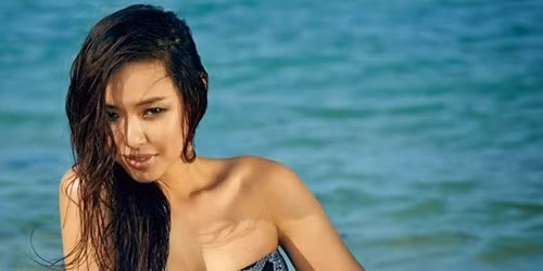  9. Honey Lee. “Hoa hậu Hàn Quốc đẹp nhất thế giới” Honey Lee có cha là giám đốc cơ quan tình báo Hàn Quốc. Chú của cô là cựu phó chủ tịch Quốc hội. Ngoài ra, mẹ và em gái của cô là những nghệ nhân đàn tranh Gayageum có tiếng.