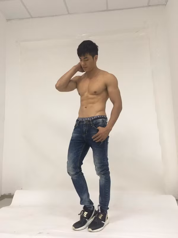 Với body săn chắc và thân hình đẹp như thế này, anh chàng thường xuyên làm mẫu ảnh cho các thương hiệu.