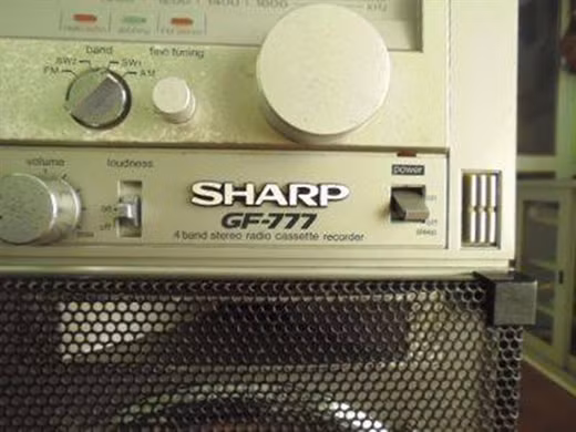 Đài cát sét Sharp 777 một thời là niềm mơ ước của nhiều người Việt Nam. Nó có giá từ 7-8 cây vàng. Mà không dễ gì mua được nó. Hầu như phải nhà nào có người thân lái tàu Viễn Dương mới có thể mua được nó.