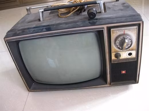 Sinh ra và lớn lên trong xã hội hiện đại, đời sống tiện nghi, tất cả đồ đạc chúng ta dùng đều đẹp lung linh với đầy đủ màu sắc kích cỡ bắt bắt. Chúng ta sẽ không khỏi ngạc nhiên trước đời sống giản dị của những thế hệ đi trước chúng ta thông qua những vật dụng hằng ngày này. Những năm 80-90 của thế kỷ trước, chiếc tivi được xem là một vật dụng huyền thoại, là thước đo đẳng cấp của những gia đình có điều kiện. Khi đó, người Việt chủ yếu chuộng các sản phẩm của Nhật, từ Hitachi...