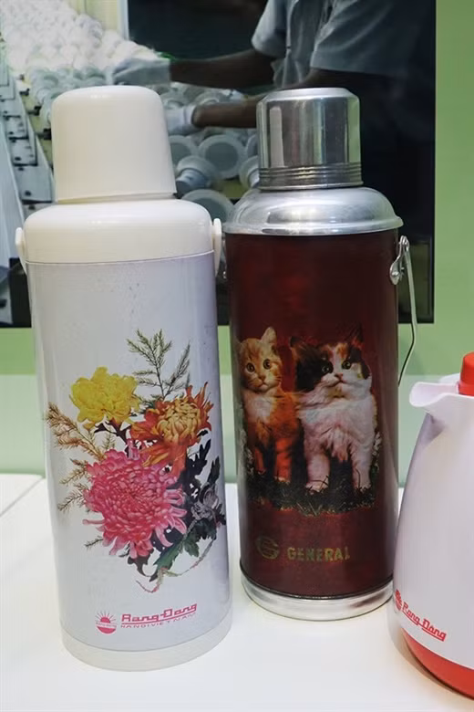 Phích nước Rạng Đông ngày đó luôn là lựa chọn số 1 để mừng quà cưới. Đám cưới nào cũng nhận được quà là những chiếc phích này của họ hàng người thận.