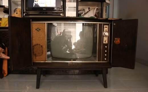 Chiếc tivi 25inch, có cửa gỗ xếp, chân gỗ này được coi là khối tài sản "kếch xù" dĩ nhiên phải nhà nào cực giàu có mới có được nó trong nhà.