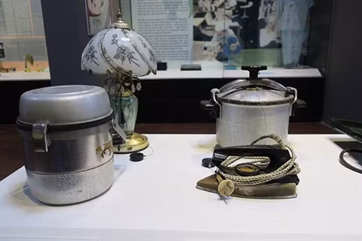 Phích đá, bàn là, nồi áp suất, đèn ngủ... là những món "đồ cổ" chỉ có được khi gia đình có người đi lao động, học tập tại Liên Xô.