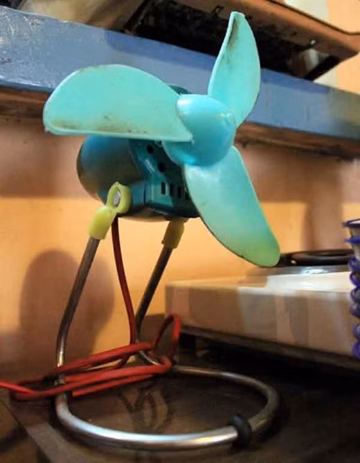 Ngày ấy, quạt con cóc và quạt tai voi và vật dụng chống nóng nhà nào cũng phải có. Nó trở thành hình ảnh quen thuộc của những gia đình ở quê. Đến giờ, ở những vùng còn nghèo, chưa có điều kiện, thi thoảng vẫn còn gia đình sử dụng đồ vật cũ này.