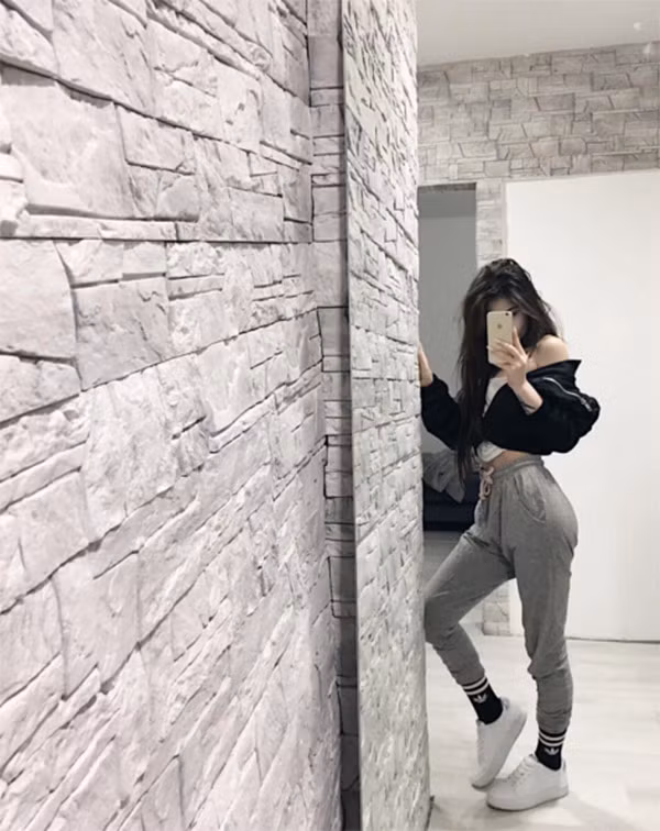 Bù lại, bông hồng lai xinh đẹp lại có khả năng tiếp nhận ngoại ngữ từ bé, đến thời điểm hiện tại, An có thể giao tiếp bằng các ngôn ngữ: Thái, Pháp, Đức, Nga, Trung Quốc. Riêng tiếng Việt, dù ít khi sử dụng nhưng An vẫn có thể thực hiện những cuộc trò chuyện cơ bản.