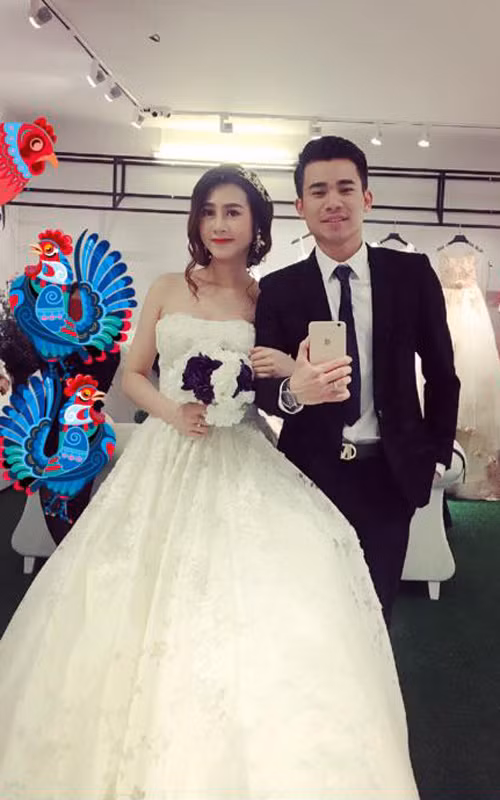 Hôm qua (21/2), hot girl Yến Xôi (tên thật Đinh Hải Yến) chính thức theo chồng về dinh. Lễ cưới của cô gái 24 tuổi được tổ chức kín đáo tại quê nhà, khiến không ít người bất ngờ.