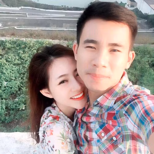 Khoảnh khắc chung đôi hiếm hoi của Yến Xôi và chồng mới cưới.