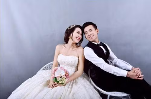 Được biết, chú rể tên Nguyễn Trung Kiên (sinh năm 1991, sống tại Hà Nội). Hai người đã có thời gian dài tìm hiểu trước khi “về chung một nhà”.