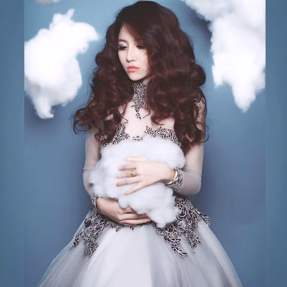 Trong nhiều bức ảnh nghệ thuật mà Huyền Dung đăng tải trên Facebook, cô gái quê Hà Tĩnh thể hiện cách diễn xuất rất chuyên nghiệp và khuôn mặt đẹp ở mọi góc nhìn càng giúp cô có được nhiều thiện cảm của dân mạng hơn. Chiếc cằm V-line đáng mơ ước và đôi mắt to tròn của Huyền Dung khiến dân mạng chết mê ngay từ cái nhìn đầu tiên. Ảnh: Dương Đình Bảo.