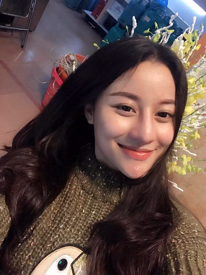 Trần Thị Huyền Dung sinh năm 1994, quê gốc Hà Tĩnh nhưng đang là sinh viên Đại học Điện lực, Hà Nội. Hồi tháng 10/2016, hot girl Hà Tĩnh này đã từng gây sốt mạng Việt với clip cover ca khúc "Phía sau một cô gái" với chất giọng ngọt ngào và khoe được dung mạo "hoa nhường nguyệt thẹn" của mình. Ngoài ra trên trang cá nhân, Huyền Dung (nickname Dung Boo) cũng thường xuyên đăng tải nhiều clip cover đặc sắc khác nhận được số lượng like lớn từ dân mạng.