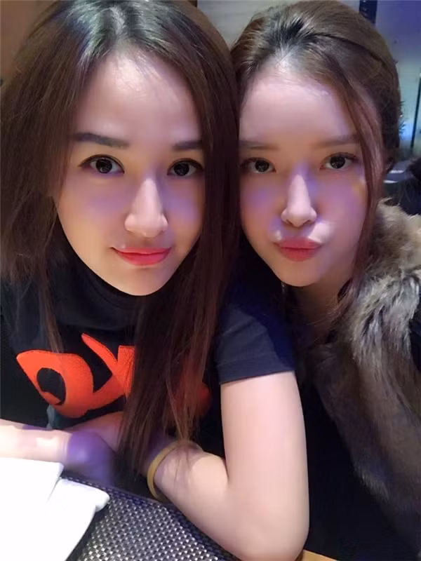 Với đôi mắt to tròn và làn da trắng sứ, Ngọc Phượng mang vẻ đẹp hiền hòa đậm chất Á Đông. Mặc dù cách nhau 5 tuổi thế nhưng Ngọc Phượng vẫn sở hữu nhiều nét giống chị gái Mai Phương Thúy.